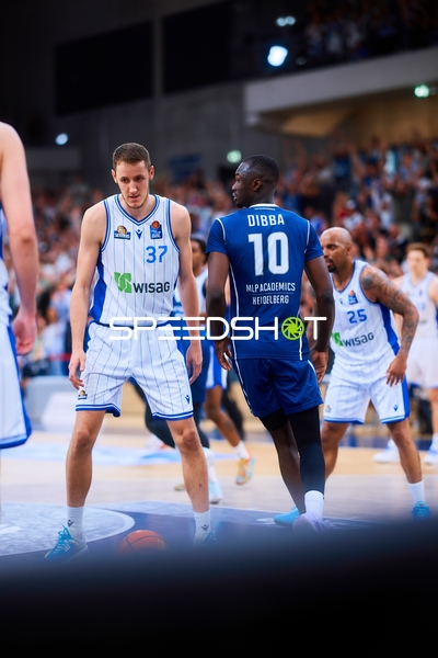 defense Einaras Tubutis (37;Frankfurt Skyliners), Bakary Dibba (10;MLP Academics Heidelberg)