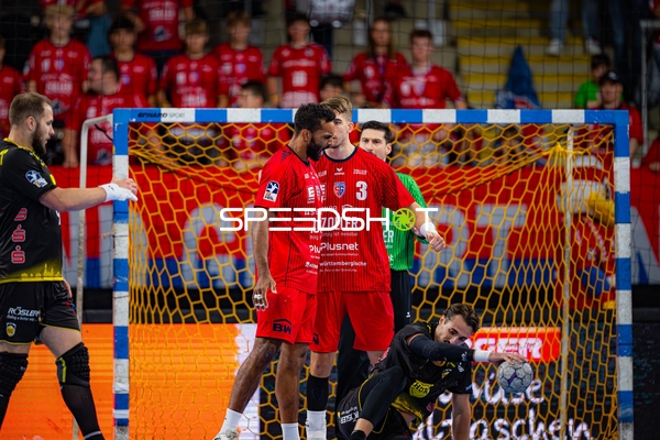 Nikola Vlahovic (3; SG BBM Bietigheim) verteidigt vor dem Tor