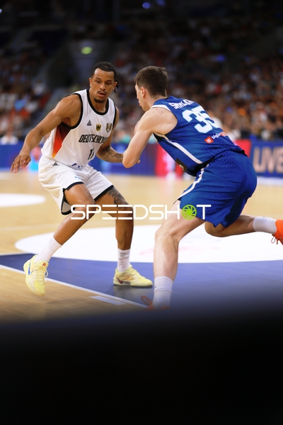 Zweikampf Nelson Weidemann (11; Deutschland) gegen 