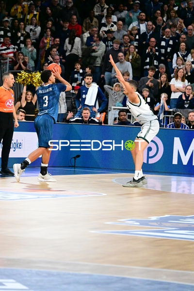 Kevin McClain (3; MLP Academics Heidelberg) dribbelt gegen Clayton Thomas Guillozet (4; Gladiators Trier)