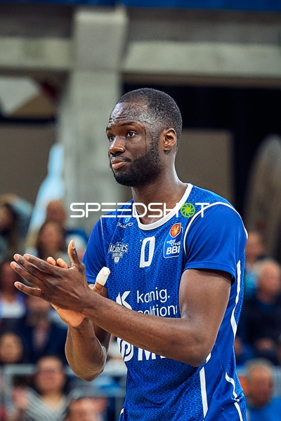 DJ Horne (0, MLP Academics Heidelberg) klatscht