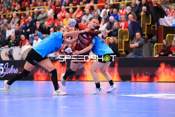 Szene mit Mareike Thomaier (2; HSG Bensheim/Auerbach) und Gegnerinnen