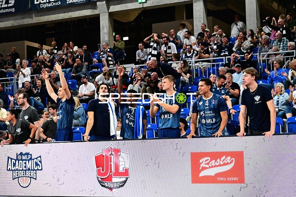 MLP Academics jubeln an Seitenlinie