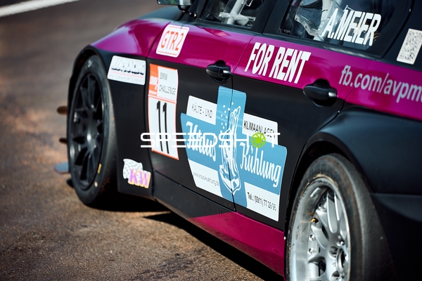 Rennwagen mit Startnummer 11 im Vorstartbereich