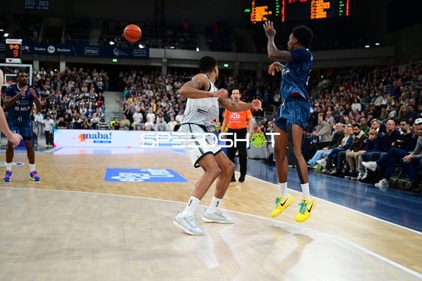 Osun Osunniyi (12; MLP Academics Heidelberg) verteidigt