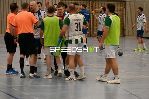Spielergruppe bei Besprechung in der 1. Halbzeit
