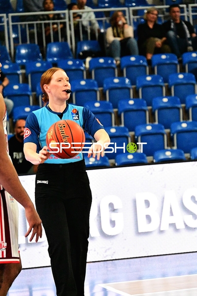 Schiedsrichter mit Ball