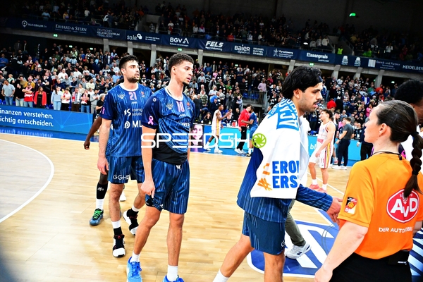 Nach Spielende mit Samuell Williamson (10; MLP Academics Heidelberg) und Mateo Seric (21; MLP Academics Heidelberg)