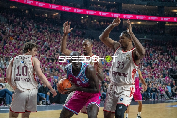 Spielaktion mit David McCormack (33; FC Bayern Basketball)