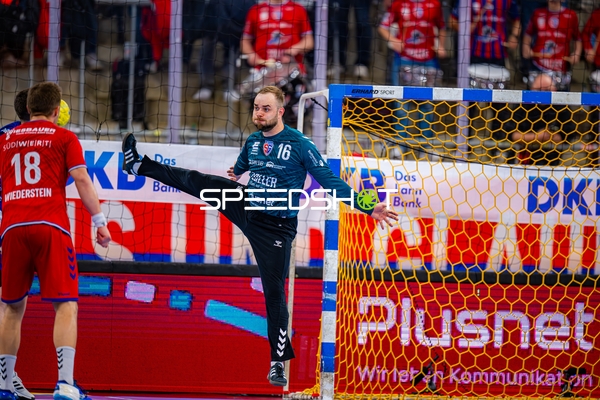 Fredrik Genz (16, SG BBM Bietigheim) wehrt Ball ab