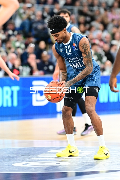 Michael Weathers (20; MLP Academics Heidelberg) mit Ball in Aktion