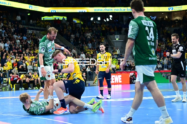 Dani Baijens (77; Rhein Neckar Löwen) und Haukur Thrastarson (25; Rhein Neckar Löwen) im Zweikampf