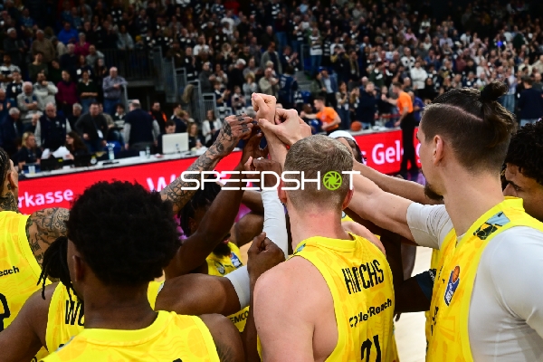 Jubel mit Seth Hinrichs (21; EWE Baskets Oldenburg) und Teamkollegen