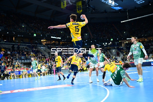 Jannik Kohlbacher (80; Rhein Neckar Löwen) im Sprungwurf gegen Mathias Gidsel (19; Füchse Berlin)