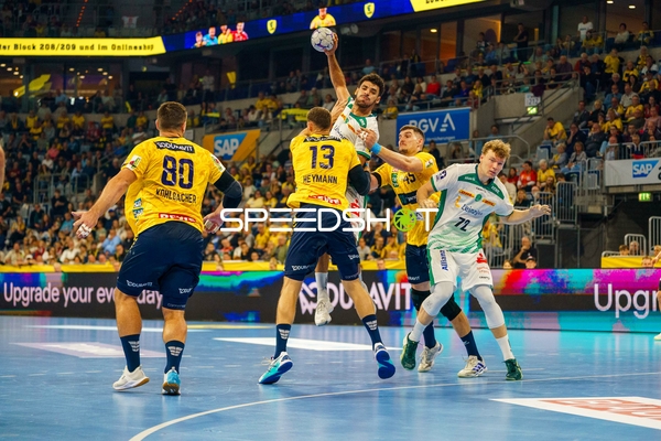 Matej Klima (13; SC DHfK Leipzig) wirft gegen Verteidigung