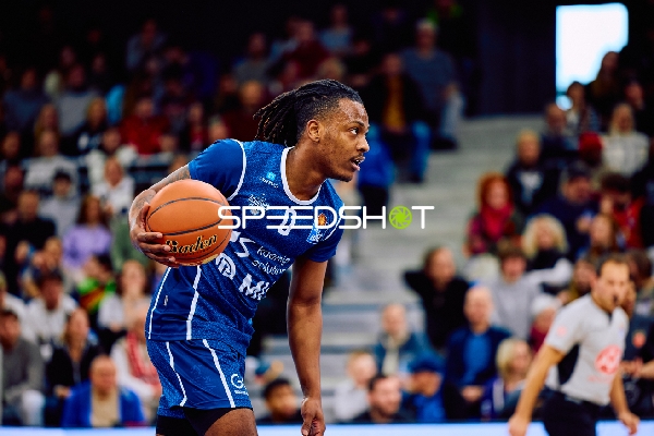 Ein Spieler der MLP Academics Heidelberg dribbelt den Ball.