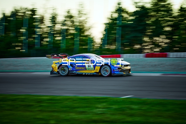 Fahrzeug auf der Rennstrecke