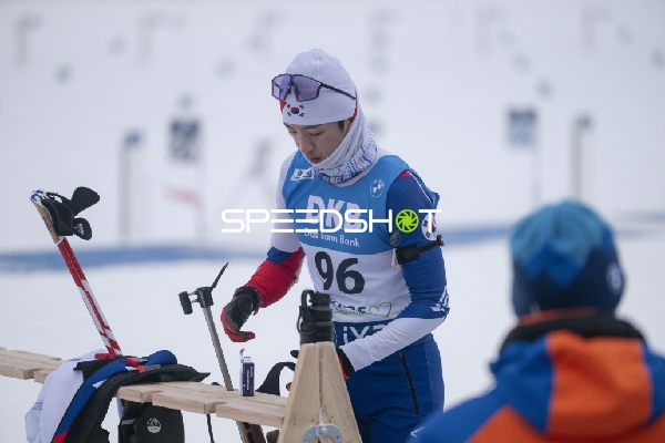 Startnummer Dujin CHOI (96; Biathlon Männer) beim Sprint