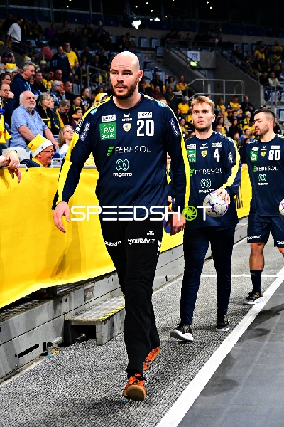 Mike Jensen (20; Rhein Neckar Löwen) und Mathias Larson (4; Rhein Neckar Löwen) mit Jannik Kohlbacher (80; Rhein Neckar Löwen)