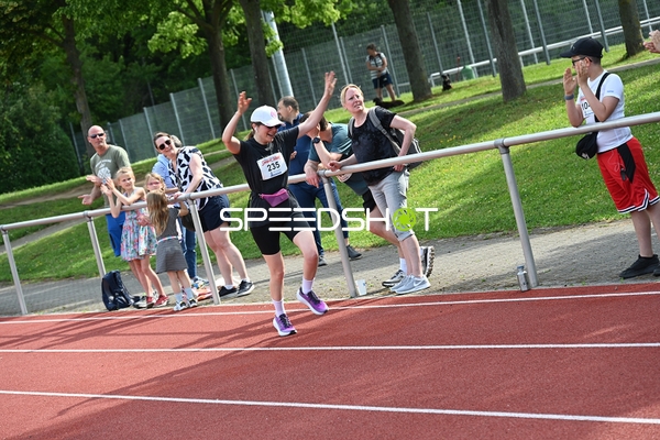 Läuferin mit Startnummer 235 auf der Bahn