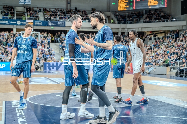 Spielaktion mit Marcel Keßen (15; MLP Academics Heidelberg) und Josh Hawley (3; Basketball Löwen Braunschweig)