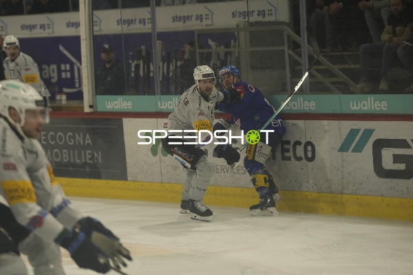 Simon Seiler (5; Fribourg-Gotteron) im Zweikampf