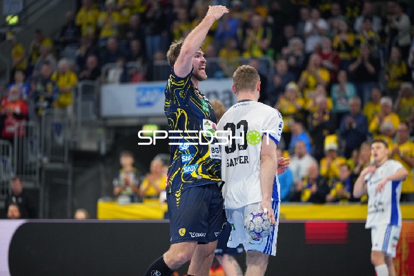 Steven Plucnar Jacobsen (9; Rhein Neckar Löwen) und Moritz Sauter (33; HSV Hamburg) in Aktion