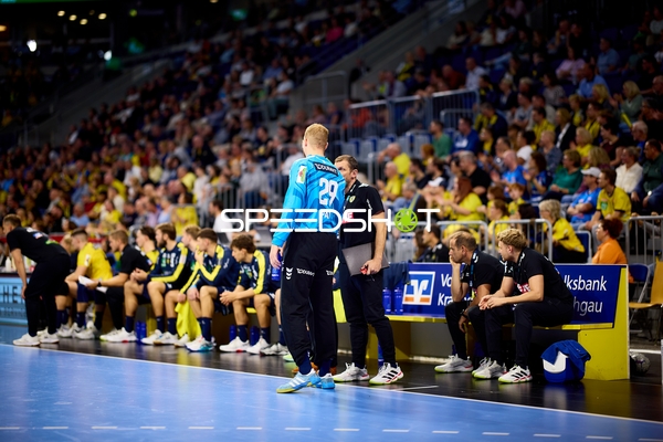 Spieler im Gespräch mit Trainer an der Seitenlinie