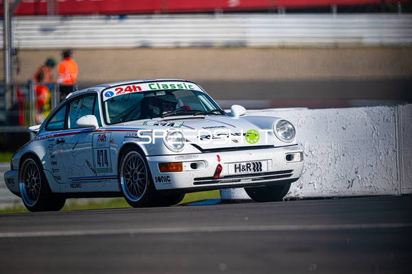 Rennfahrzeug auf der Strecke