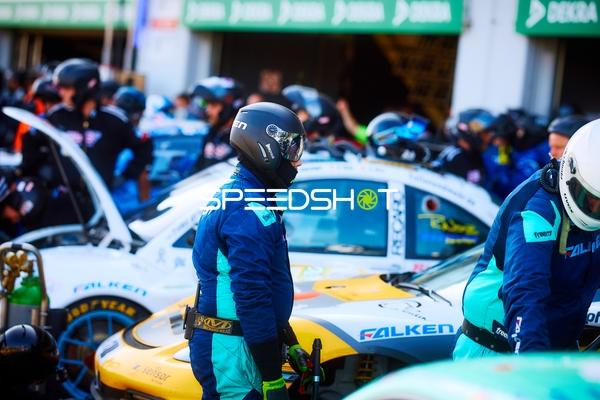 Rennfahrzeug in der Boxengasse