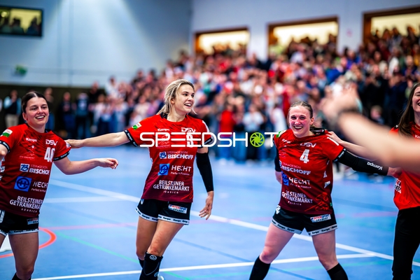 Hannah Hönig (3, SG Schozach-Bottwartal) und Esther Adam (4, SG Schozach-Bottwartal) feiern