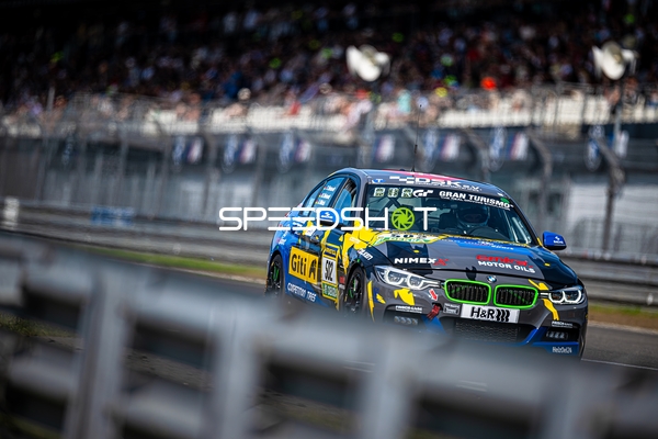 Rennfahrzeug auf der Rennstrecke