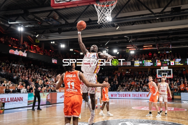 Charles Thompson (32, Würzburg Baskets) mit Wurf am Korb