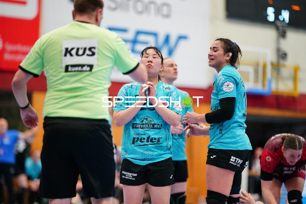 Szene mit Giulia Guarieiro (13; Thüringer HC), Natsuki Aizawa (23; Thüringer HC) und Isabell Hurst (5; HSG Bensheim/Auerbach)