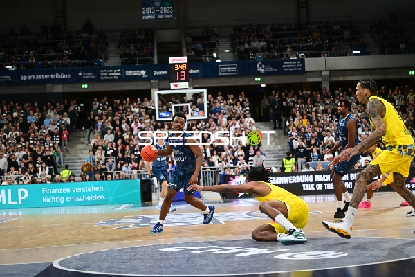 Spielaktion mit DJ Horne (0; MLP Academics Heidelberg) und Michale Kyser (12; EWE Baskets Oldenburg)