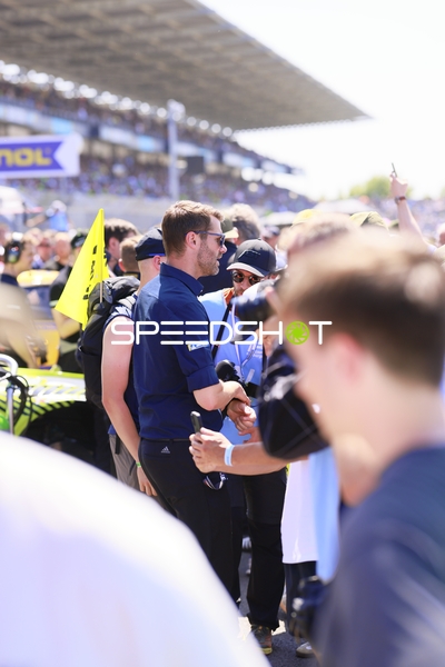 Zuschauer an der Boxengasse