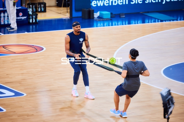 Michael Weathers (20, MLP Academics Heidelberg) trainiert mit Widerstandsband