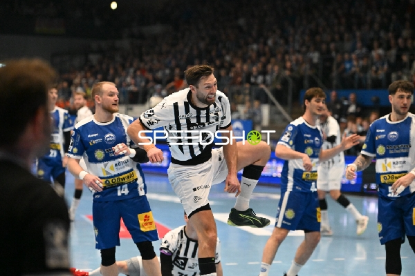 Spielszene: Harald Reinkind (6; THW Kiel), Peter Walz (14; ThSV Eisenach) und Justin Kurch (52; ThSV Eisenach)