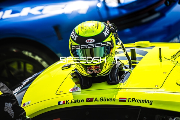 Rennhelm auf Fahrzeugdach