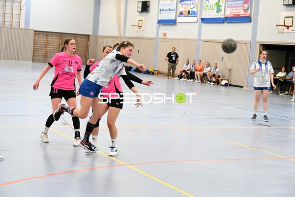 Spielerin von Tv Edingen wirft beim Handballspiel gegen SG Nussloch