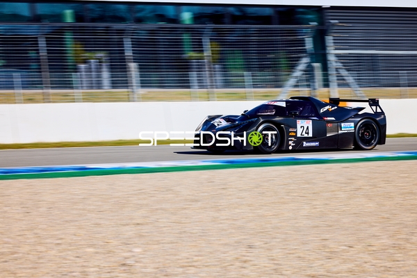 Rennwagen mit Startnummer 24 in Aktion auf dem Hockenheimring