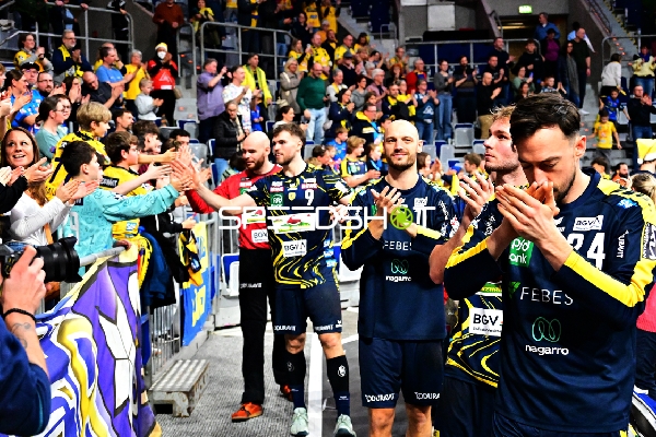 Jubel mit Lukas Sandell (11; Rhein Neckar Löwen) und Teamkollegen