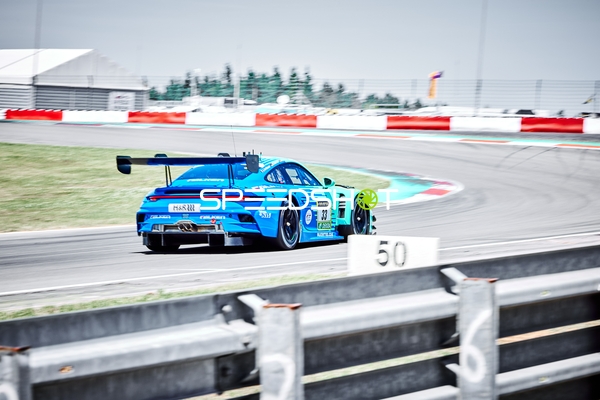 Falken Motorsports Porsche auf der Rennstrecke