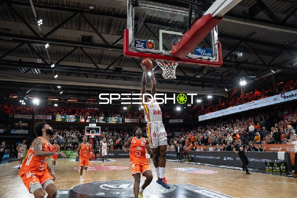 Spielaktion mit Johnathan Stove (22; Würzburg Baskets) am Korb