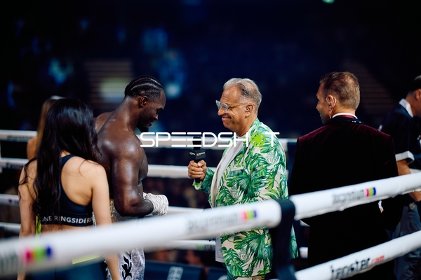 Moderator Kai Ebel (133; VIP) interviewt Boxer