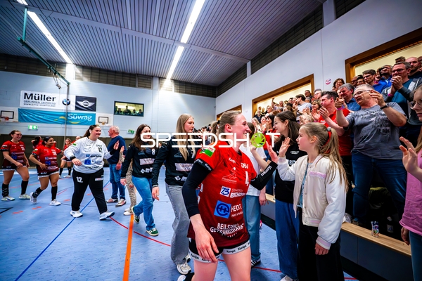 Esther Adam (4, SG Schozach-Bottwartal) begrüßt Fans