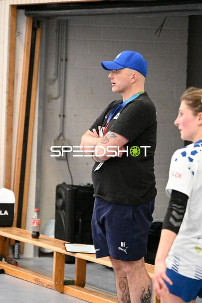 Trainer beobachtet das Spiel