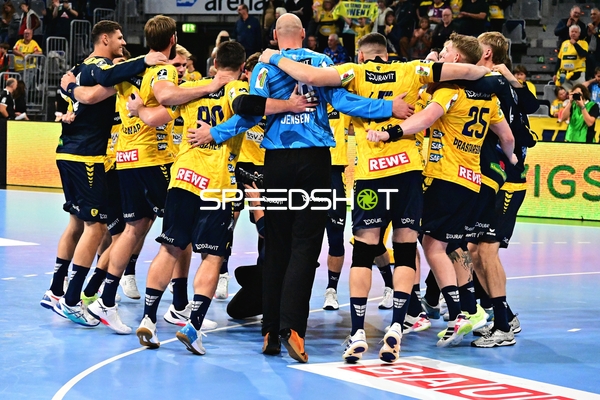 Sebastian Heymann und Team feiern Jubelrunde