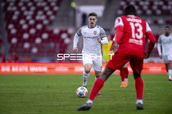 Spieler mit Ball in Aktion