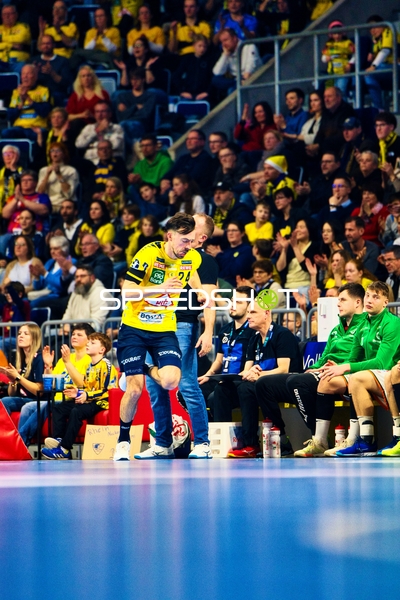 Ein Spieler der Rhein Neckar Löwen betritt das Spielfeld während eines Handballspiels.